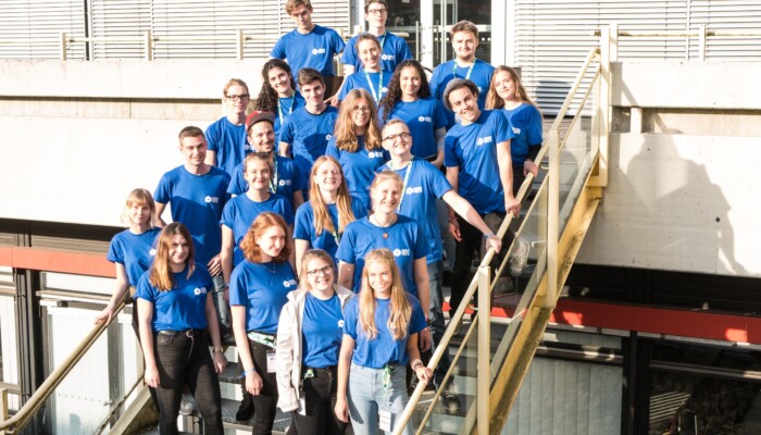 Teammitglieder der Jugendpresse Deutschland in blauen T-Shirts.